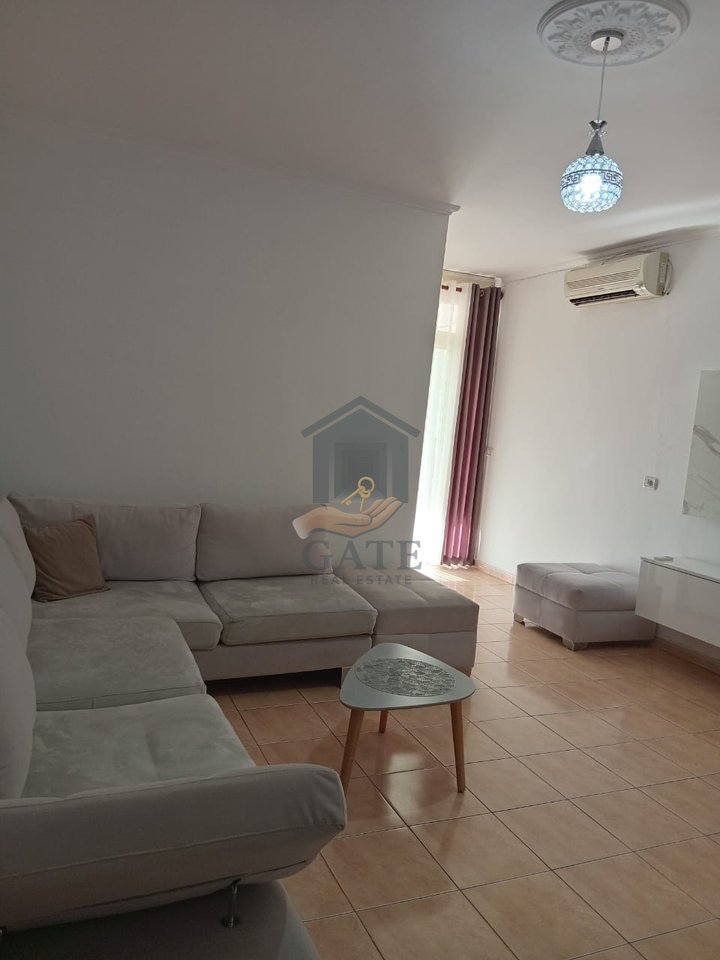 Vendesi appartamento 1+1 in prima linea sul mare, a Shkembi di Kavaja.