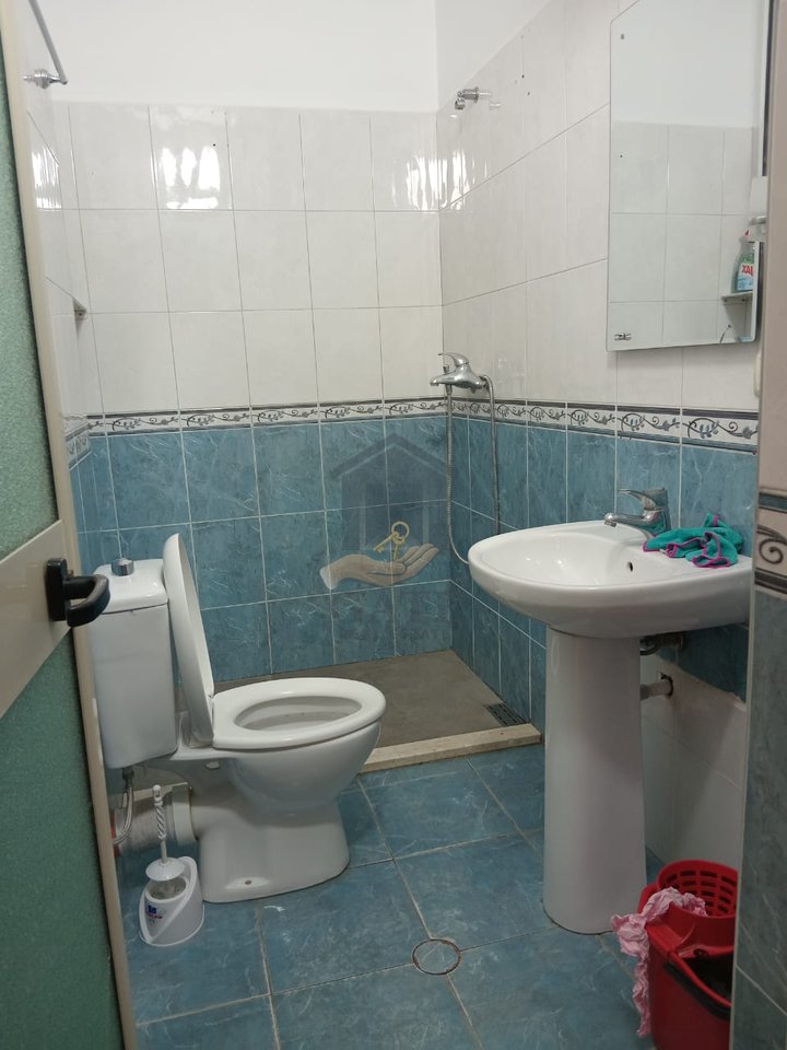 Vendesi appartamento 1+1 in prima linea sul mare, a Shkembi di Kavaja.