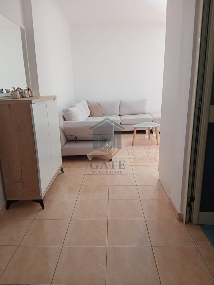 Vendesi appartamento 1+1 in prima linea sul mare, a Shkembi di Kavaja.