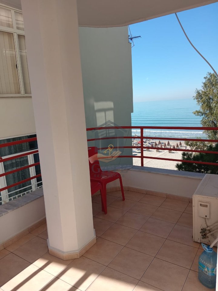 Vendesi appartamento 1+1 in prima linea sul mare, a Shkembi di Kavaja.