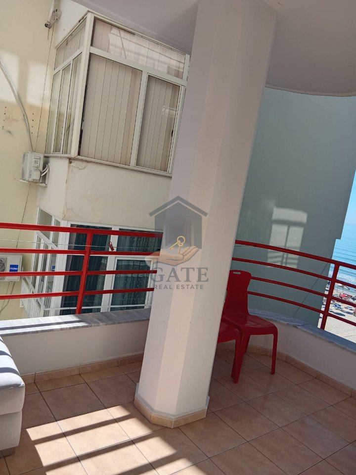 Vendesi appartamento 1+1 in prima linea sul mare, a Shkembi di Kavaja.