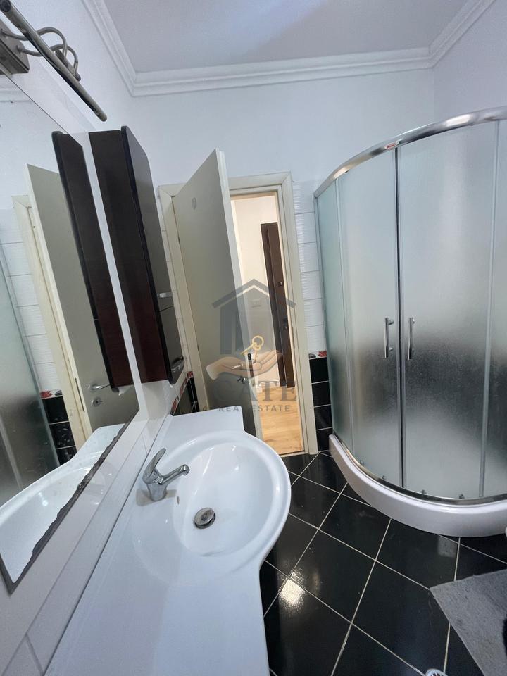 Jepet me qira apartament 2+1 me dy ballkone dhe dy tualete në zonën e Ish URT