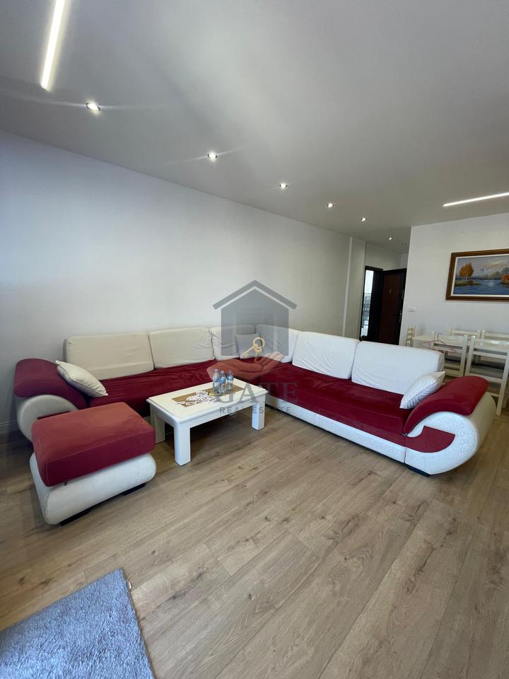 Jepet me qira apartament 2+1 me dy ballkone dhe dy tualete në zonën e Ish URT