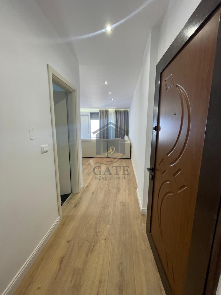 Jepet me qira apartament 2+1 me dy ballkone dhe dy tualete në zonën e Ish URT