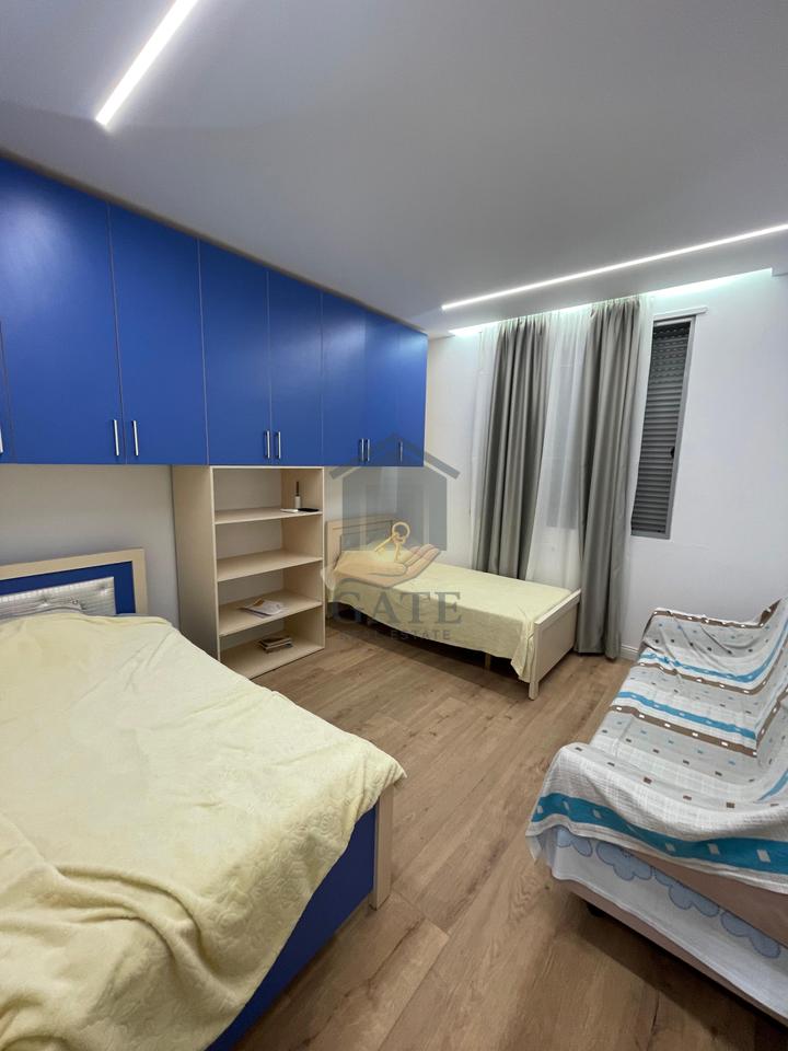 Jepet me qira apartament 2+1 me dy ballkone dhe dy tualete në zonën e Ish URT