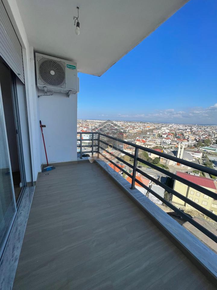 Jepet me qira apartament 2+1 me dy ballkone dhe dy tualete në zonën e Ish URT