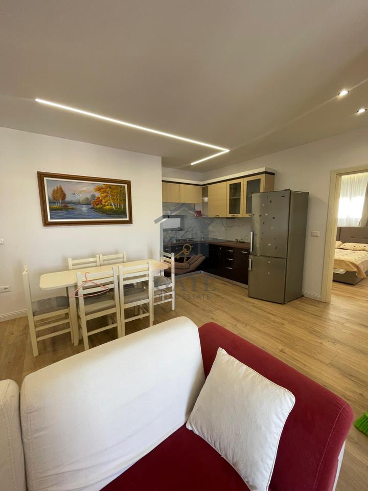 Jepet me qira apartament 2+1 me dy ballkone dhe dy tualete në zonën e Ish URT