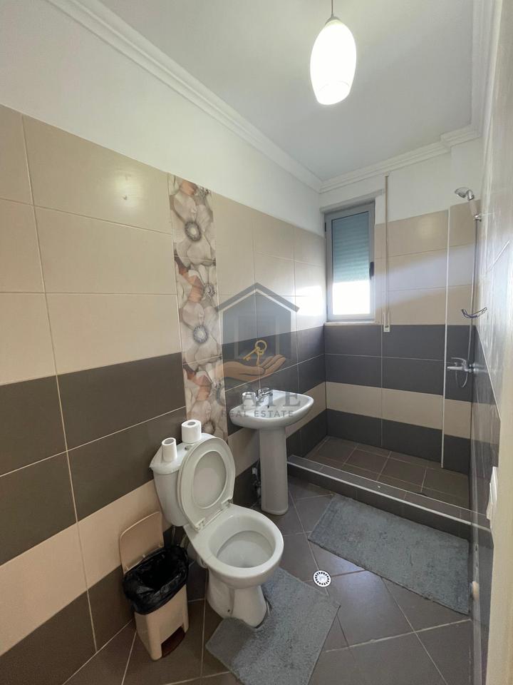 Jepet me qira apartament 2+1 me dy ballkone dhe dy tualete në zonën e Ish URT