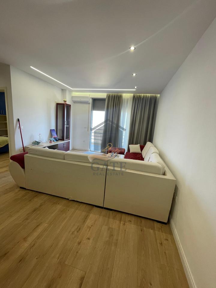 Jepet me qira apartament 2+1 me dy ballkone dhe dy tualete në zonën e Ish URT