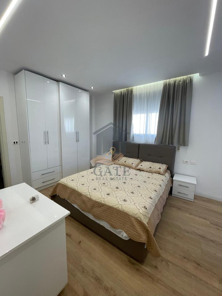 Jepet me qira apartament 2+1 me dy ballkone dhe dy tualete në zonën e Ish URT