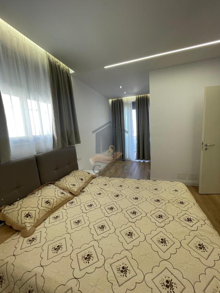 Jepet me qira apartament 2+1 me dy ballkone dhe dy tualete në zonën e Ish URT