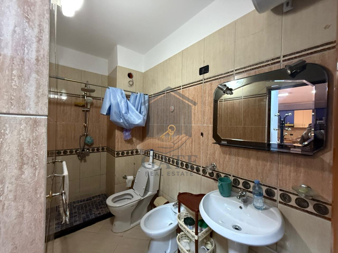 Vendesi in vendita 2+1+ 2 bagni e veranda nella zona di Shkëmbi i Kavajës