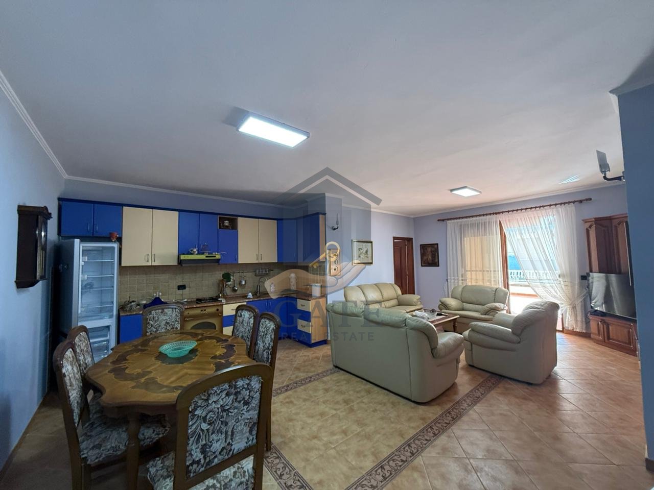 Vendesi in vendita 2+1+ 2 bagni e veranda nella zona di Shkëmbi i Kavajës