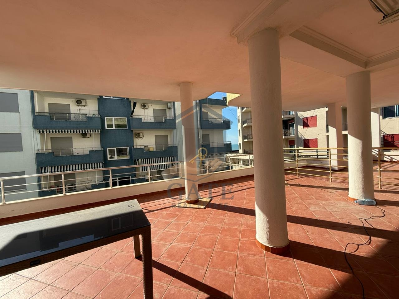 Vendesi in vendita 2+1+ 2 bagni e veranda nella zona di Shkëmbi i Kavajës