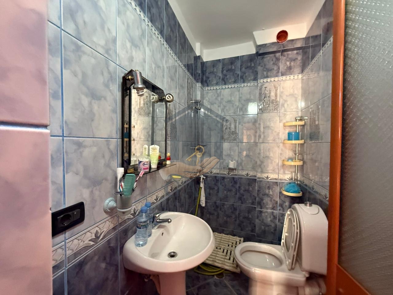 Vendesi in vendita 2+1+ 2 bagni e veranda nella zona di Shkëmbi i Kavajës