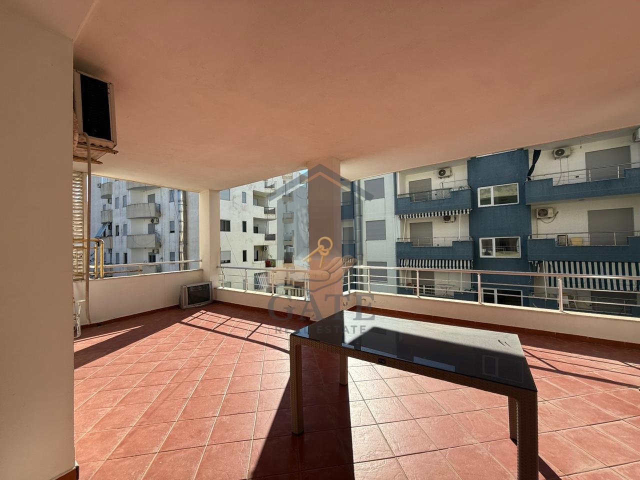 Vendesi in vendita 2+1+ 2 bagni e veranda nella zona di Shkëmbi i Kavajës