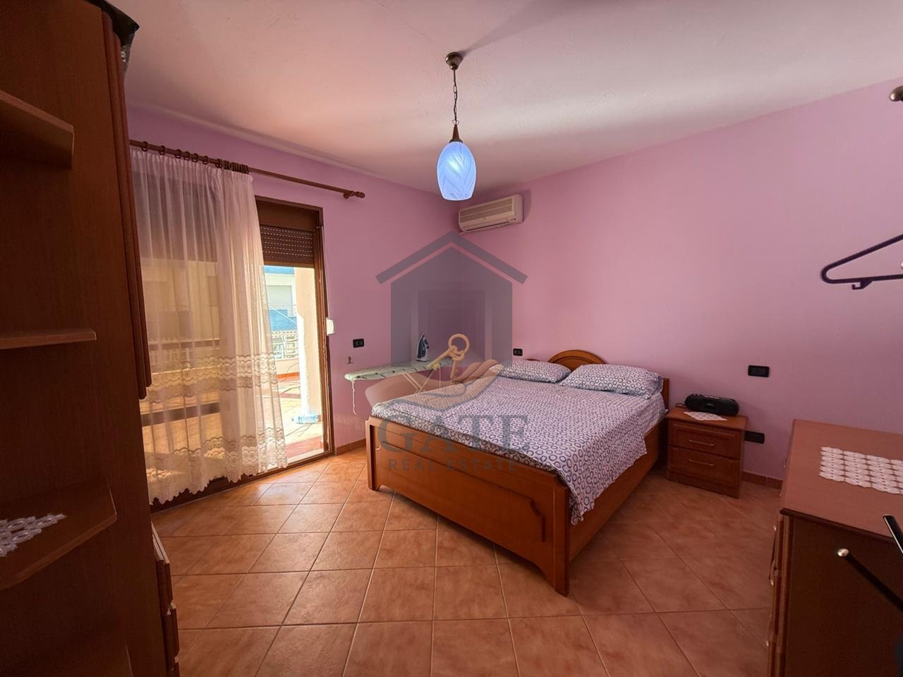 Vendesi in vendita 2+1+ 2 bagni e veranda nella zona di Shkëmbi i Kavajës