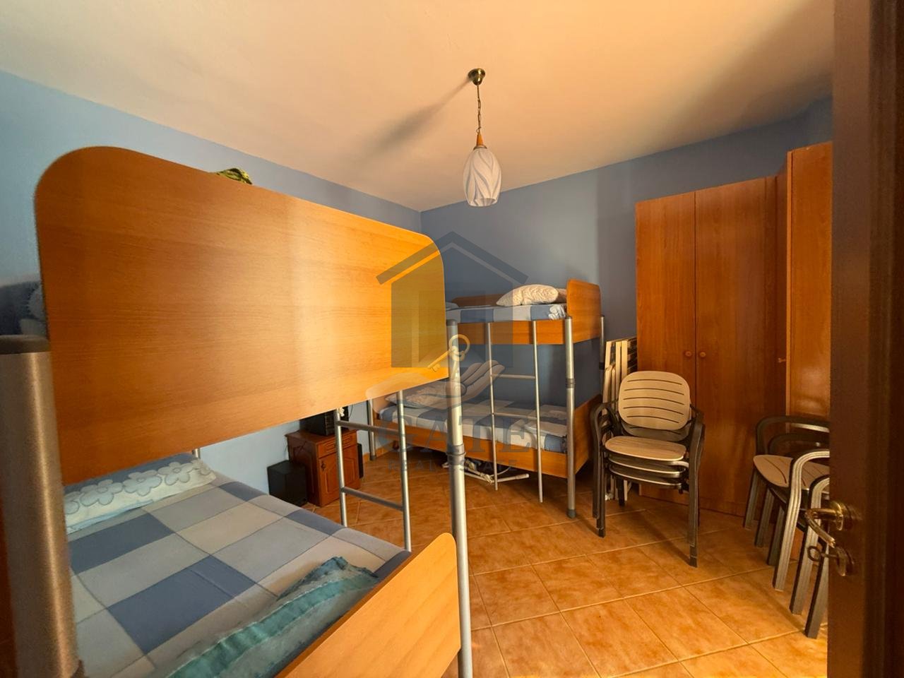 Vendesi in vendita 2+1+ 2 bagni e veranda nella zona di Shkëmbi i Kavajës