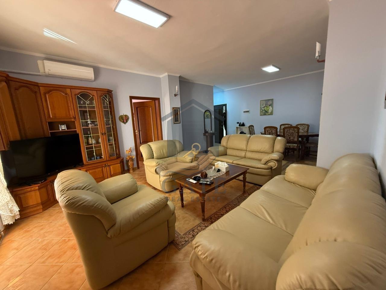 Vendesi in vendita 2+1+ 2 bagni e veranda nella zona di Shkëmbi i Kavajës