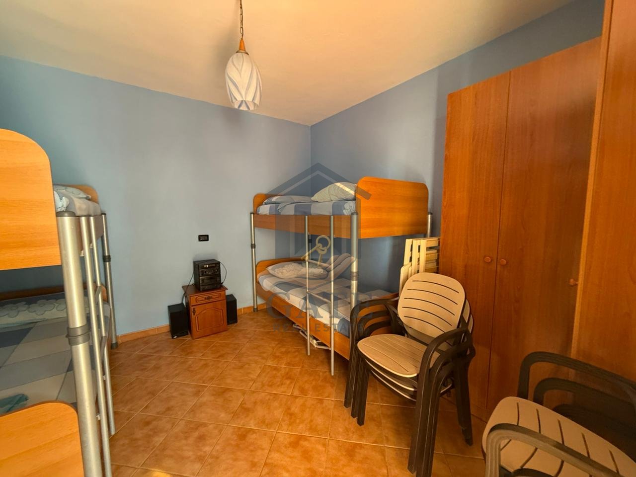 Vendesi in vendita 2+1+ 2 bagni e veranda nella zona di Shkëmbi i Kavajës