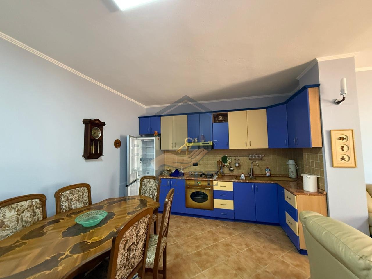 Vendesi in vendita 2+1+ 2 bagni e veranda nella zona di Shkëmbi i Kavajës