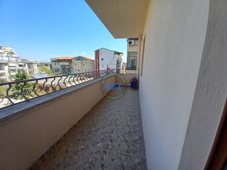 Qira ,Apartament 3+1+2 Ballkone + Garazhd, Tregu fshatar, Durres
