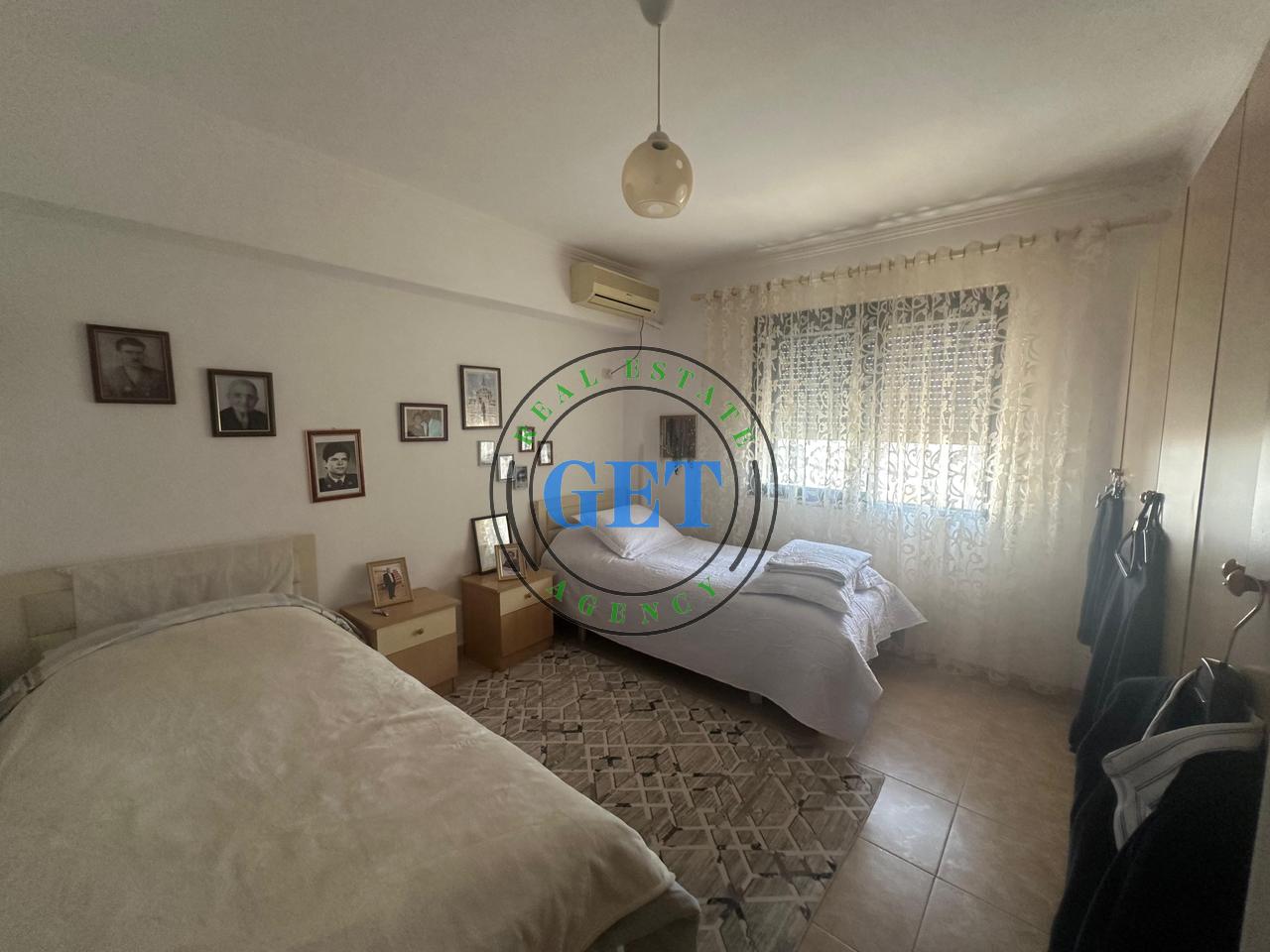 Shitet Apartament 2+1,Prane Shkolles "Qemal Mici", Durres