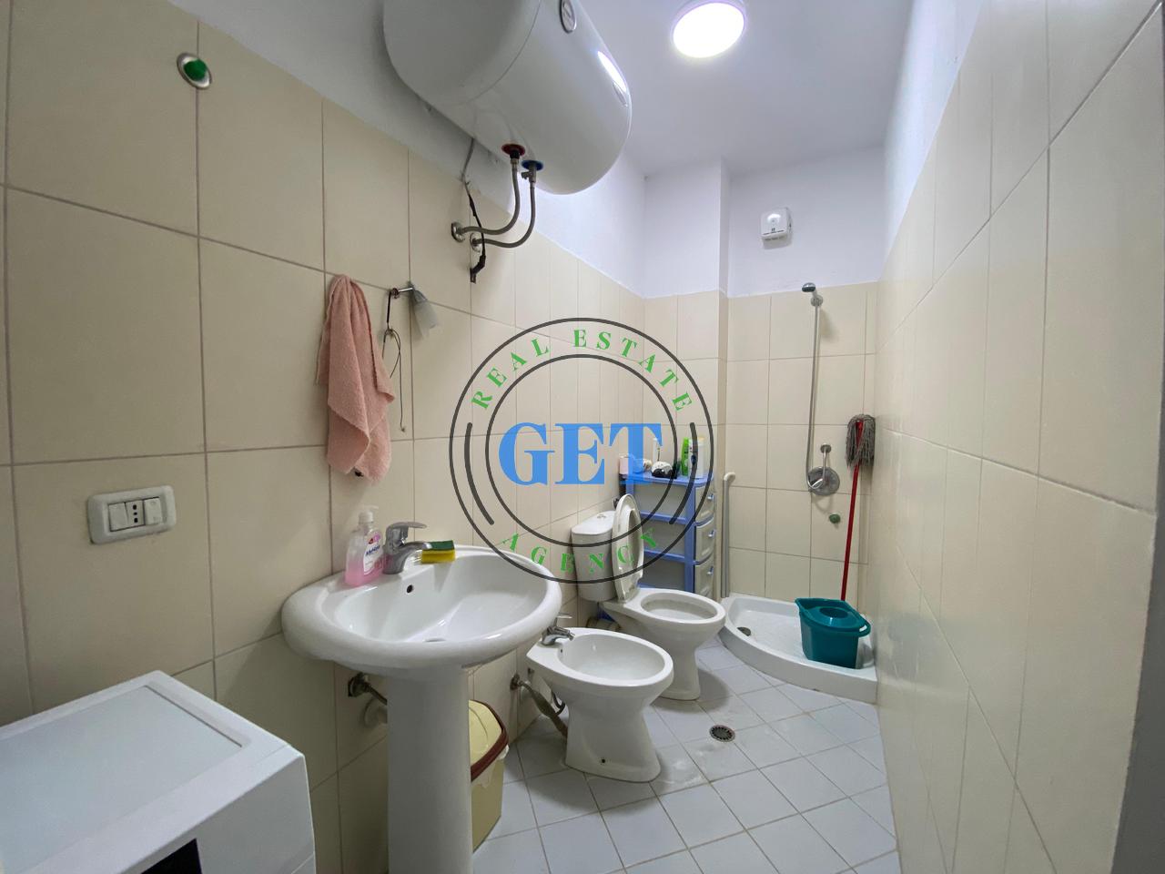 Vendesi 1+1 in vendita vicino alla Scuola "Bajram Curri" a Plazh