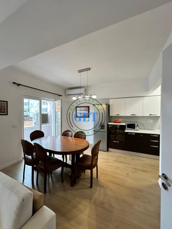 Shitet Apartament 2+1 | Tek Markata, Durrës