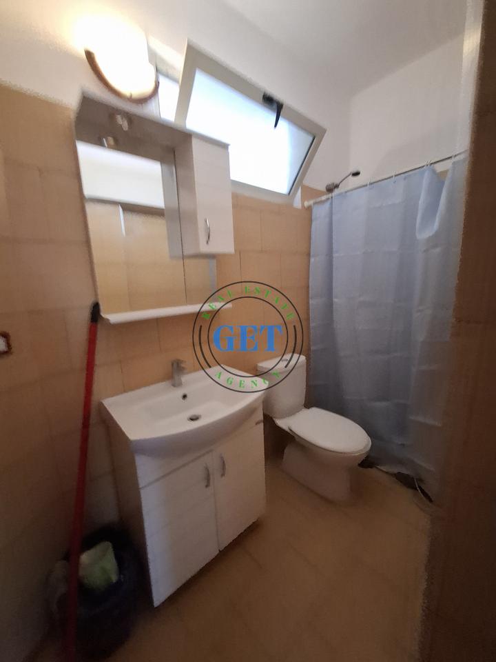 Shitet, Apartament 2+1, Tek Stacioni I Trenit, Durres!!