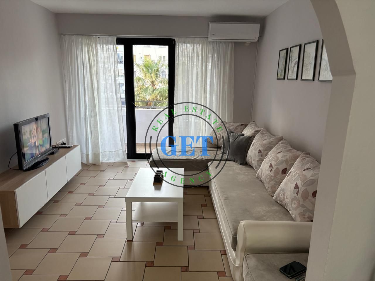 Jepet me qira, Apartament 1+1, Stacioni Trenit, Durres.