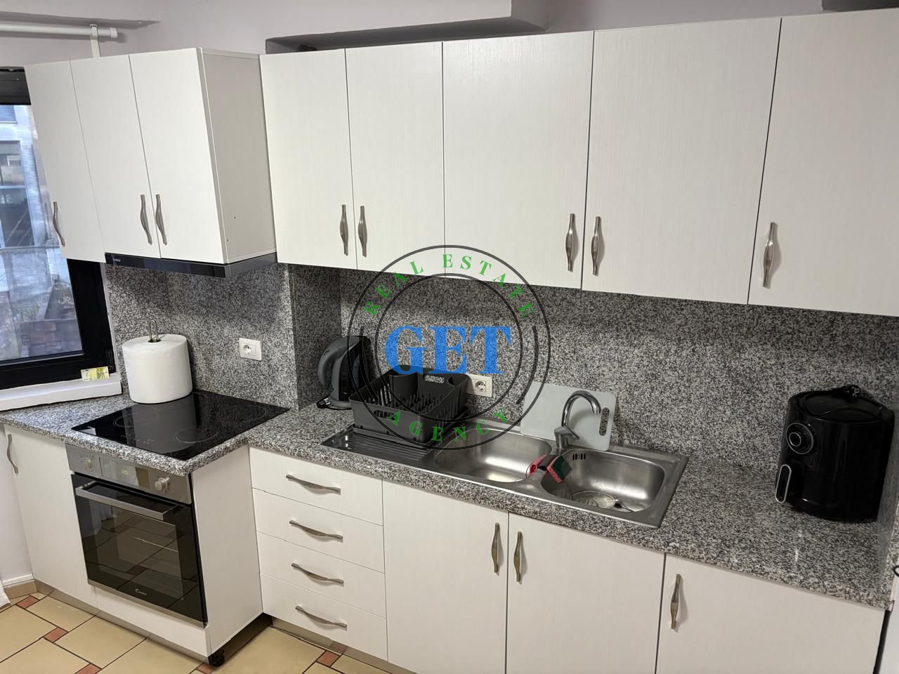 Jepet me qira, Apartament 1+1, Stacioni Trenit, Durres.