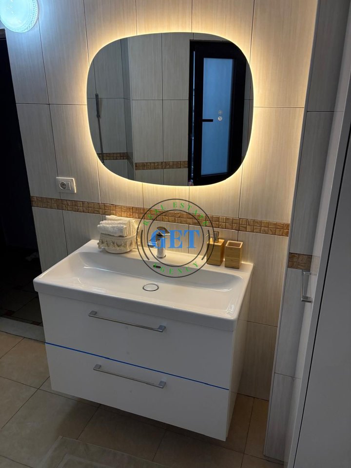 Jepet me qira, Apartament 1+1, Stacioni Trenit, Durres.