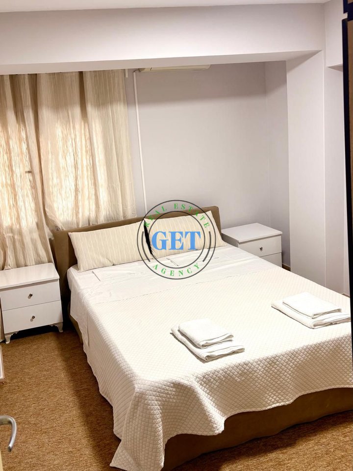 Jepet me qira, Apartament 1+1, Stacioni Trenit, Durres.