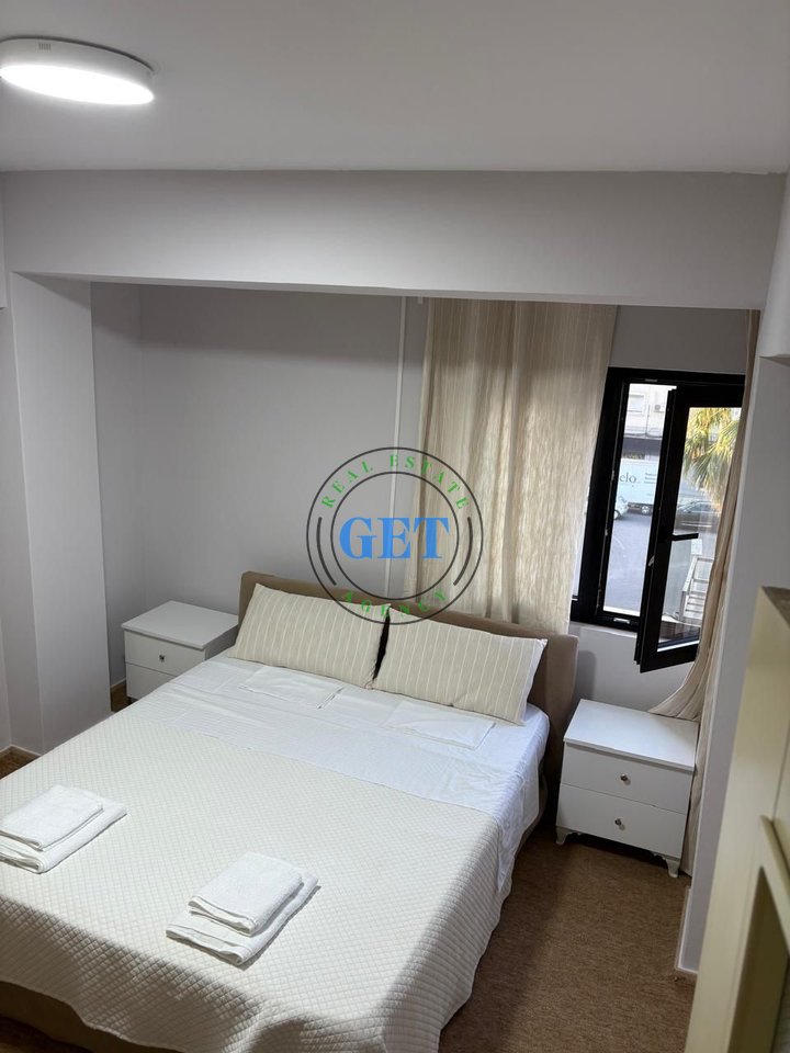 Jepet me qira, Apartament 1+1, Stacioni Trenit, Durres.