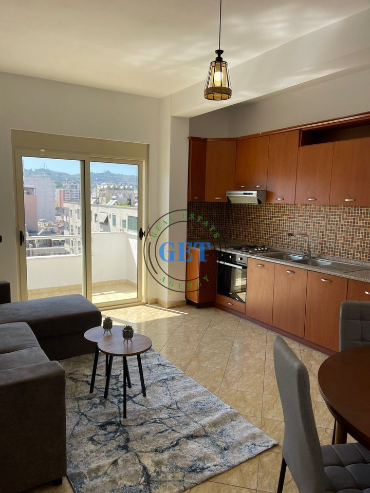 Vendesi Appartamento 1+1, presso Kazazi, vicino al Centro – Durazzo