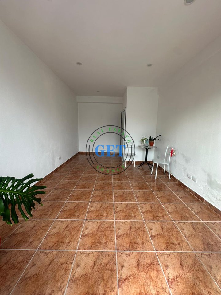 Qira, Ambient Biznesi, Rruga e re e portit,Durres