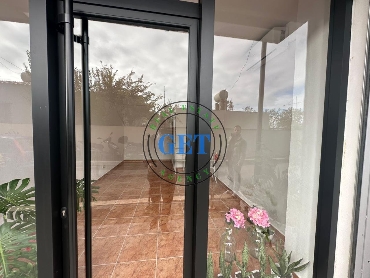 Qira, Ambient Biznesi, Rruga e re e portit,Durres