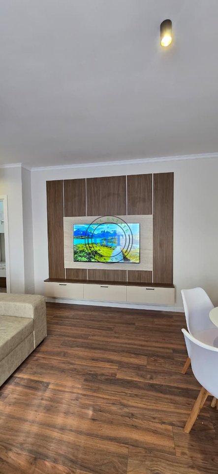 Shitet, Apartament 2+1 me garazh, tek Tregu i Vogel, Durres.