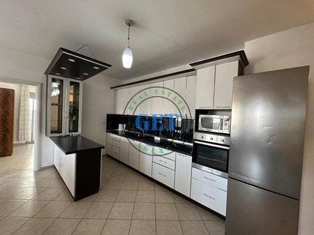 Shitet, Apartament 3+1+Ballkon Stacioni I Trenit, Durres!