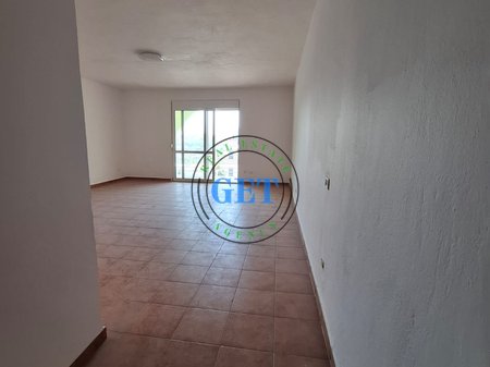 Shitet Apartament 2+1, pranë Shkollës “Bajram Curri”, Plazh, Durrës