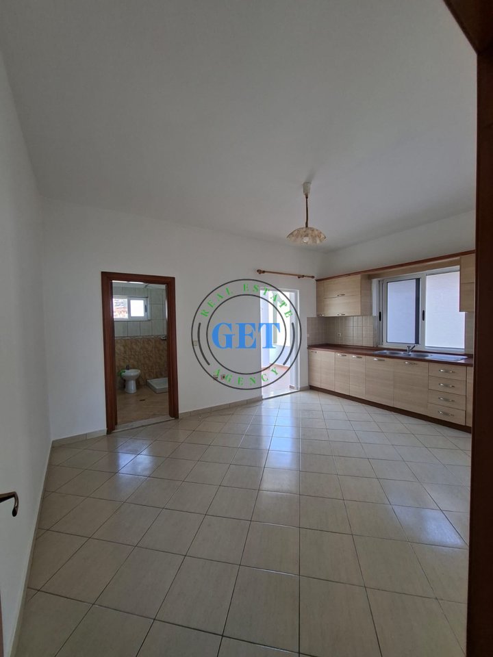 Jepet me qira kati i 2-të i një shtëpie private,1+1, Spitallë, Durrës