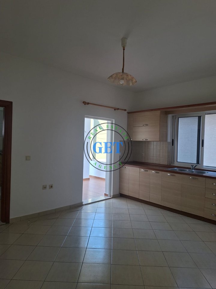 Jepet me qira kati i 2-të i një shtëpie private,1+1, Spitallë, Durrës