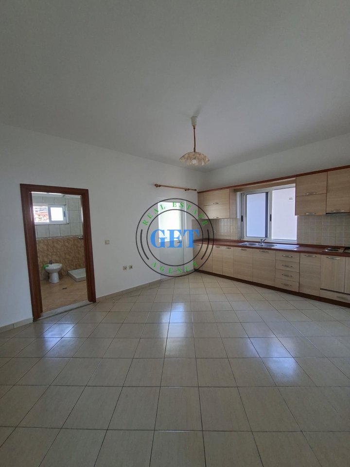 Jepet me qira kati i 2-të i një shtëpie private,1+1, Spitallë, Durrës
