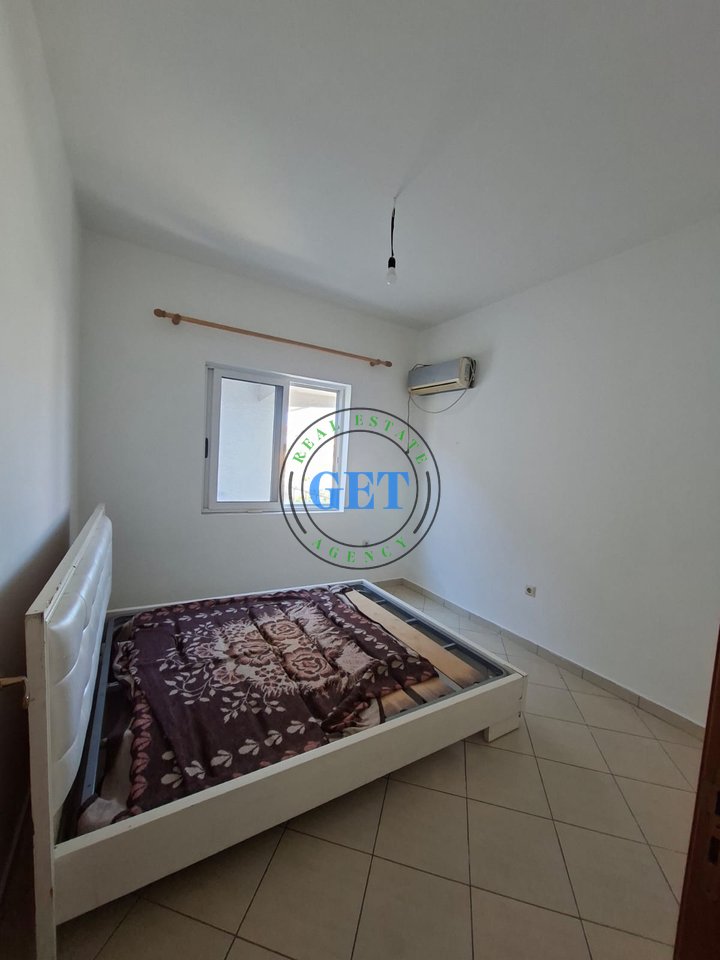 Jepet me qira kati i 2-të i një shtëpie private,1+1, Spitallë, Durrës