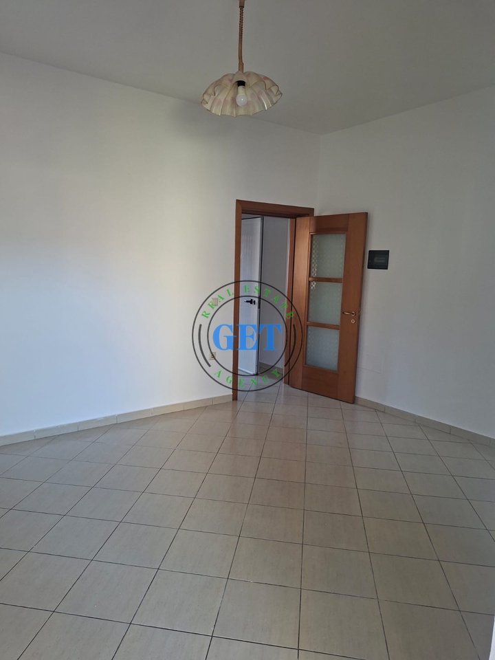 Jepet me qira kati i 2-të i një shtëpie private,1+1, Spitallë, Durrës