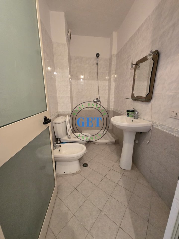 Shitet Garsoniere, Plazh Hekurudha, Durrës