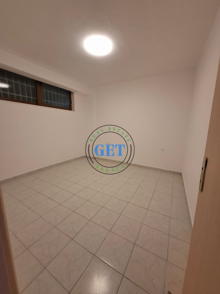 Shitet Apartament 2+1, pranë Shkollës “Bajram Curri”, Plazh, Durrës