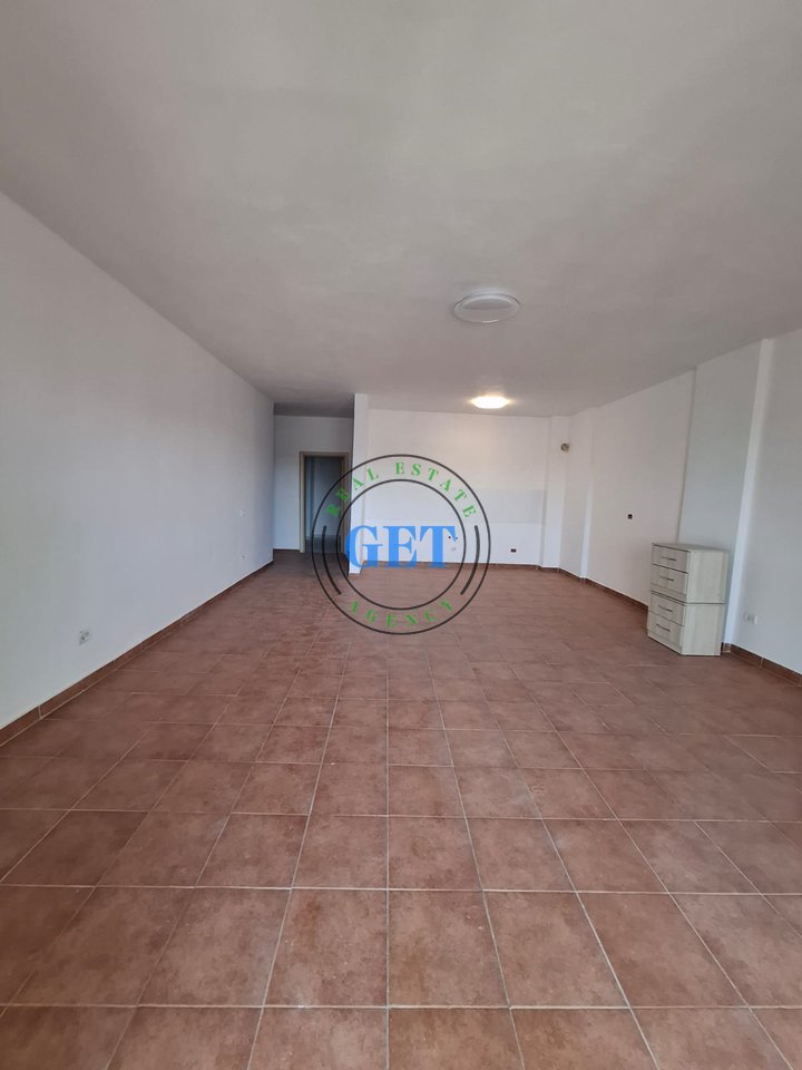 Shitet Apartament 2+1, pranë Shkollës “Bajram Curri”, Plazh, Durrës