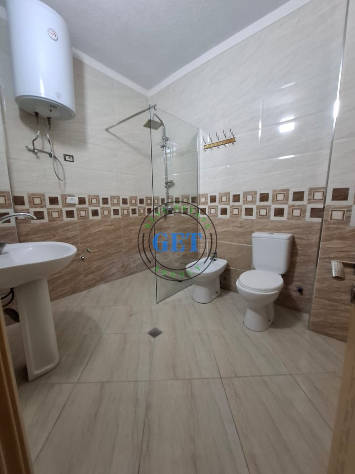 Shitet Apartament 2+1, pranë Shkollës “Bajram Curri”, Plazh, Durrës